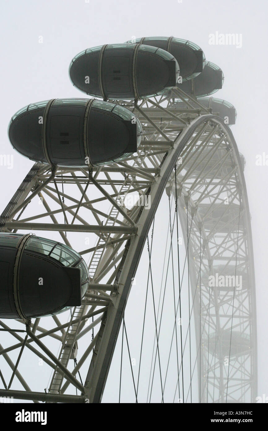 Das London Eye in Nebel oder Nebel Stockfoto