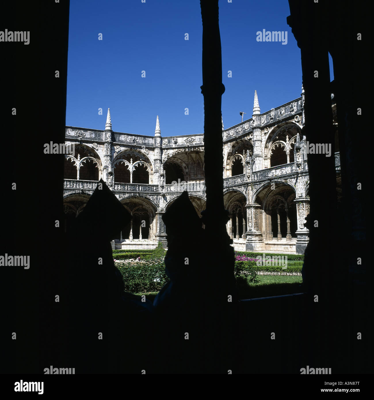 Silhouetten der Mönche im Kloster MOSTEIRO DOS JERONIMOS HIERONYMITE Kloster aus dem 16. Jahrhundert Lissabon PORTUGAL Stockfoto