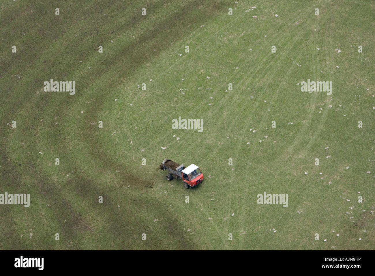 Düngung einer Bergwiese mit Gülle, Südtirol, Italien Stockfoto