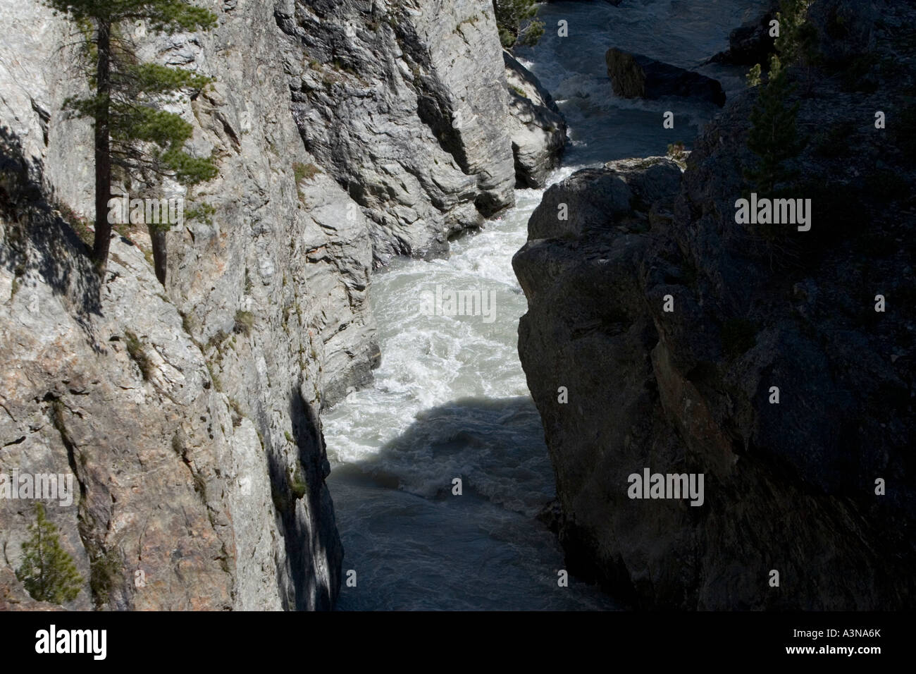 Glazial-Schmelzwasser bildet der Fluss im Martelltal, Südtirol, Italien Stockfoto
