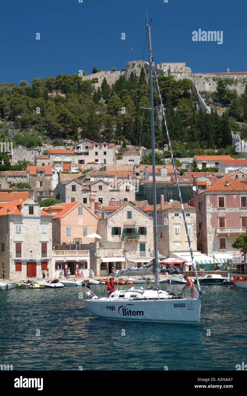 Yacht-Abfahrt von Hvar Harbour Island Ov Hvar Kroatien Stockfoto