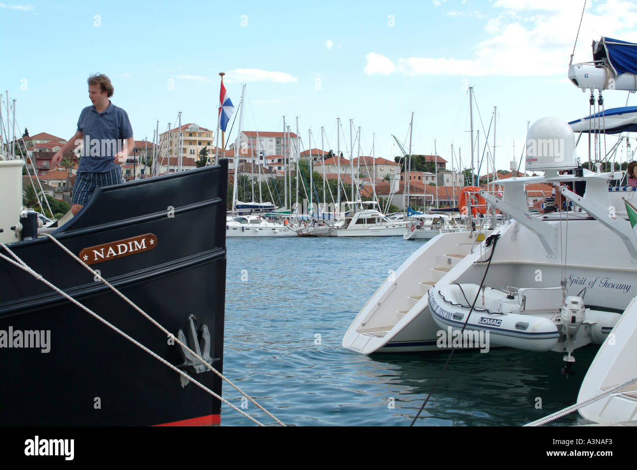 Blick über Trogirski Kanal in die Marina Trogir Kroatien Stockfoto