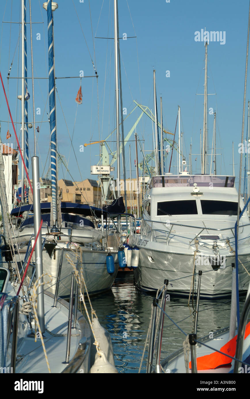 Boote und Yachten in Marina mit Kran im Hintergrund bei Trogir Kroatien Stockfoto