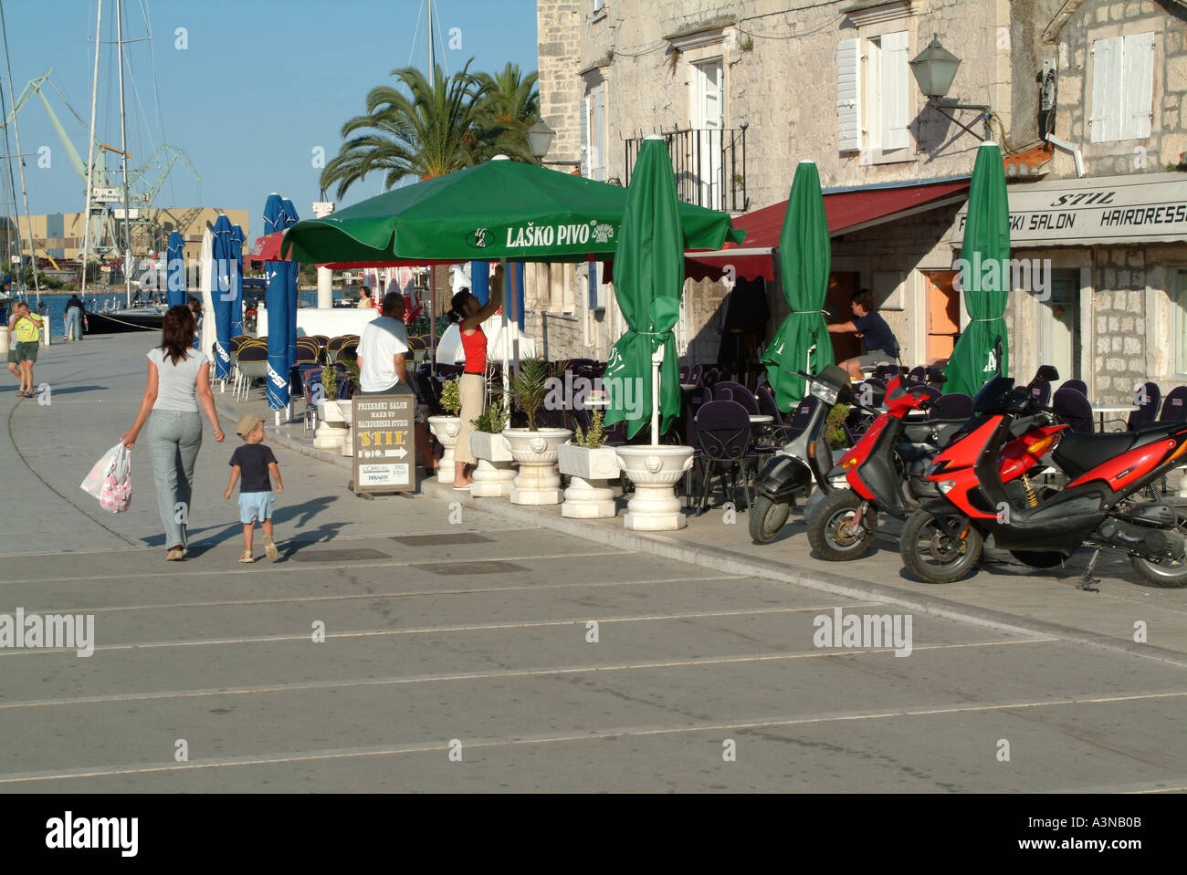 Bar und Restaurant auf der Riva in Trogir Kroatien Stockfoto