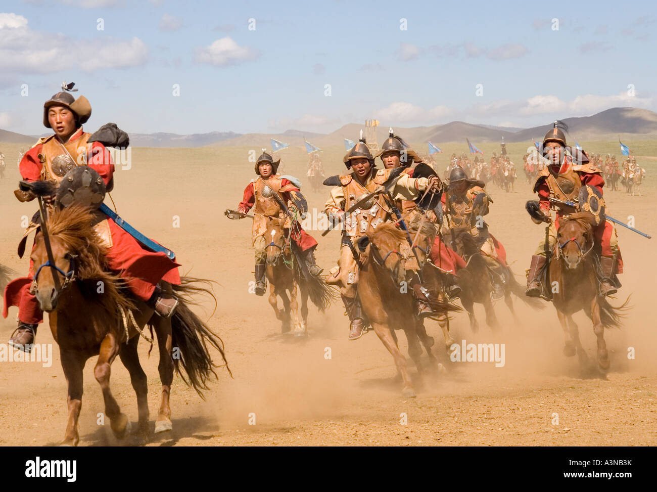 Mongolische Krieger auf dem Rücken der Pferde Stockfoto