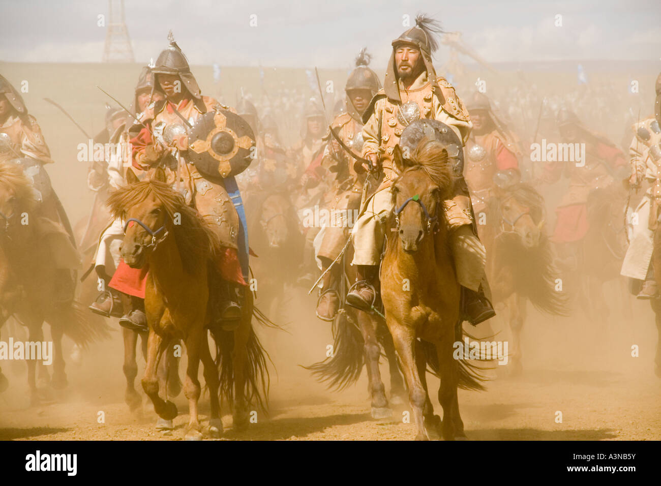 Dschingis Khans Soldaten zu Pferd, bewaffnet mit Speer und Schild Stockfoto