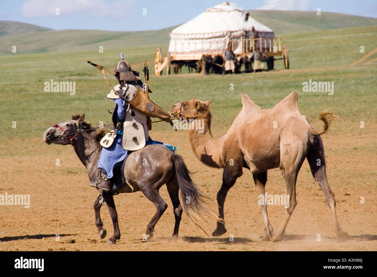 Siegreicher Soldat auf Pferd führenden Preis Camel vom Schlachtfeld, Ger Wagen im Hintergrund Stockfoto