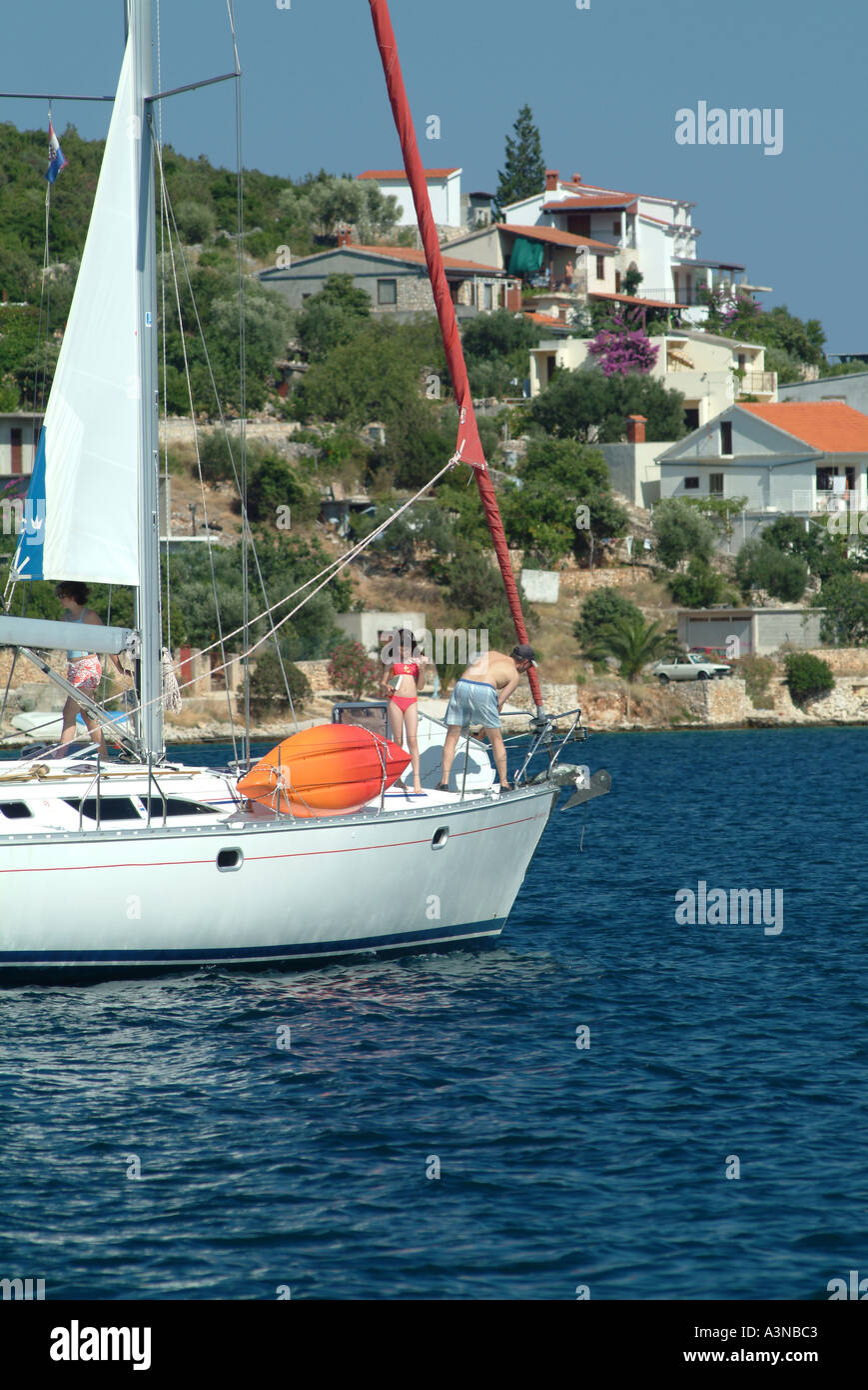 Yacht mit einem Gewicht von Anker in der Bucht von Vinisce am kroatischen Festland Kroatien Stockfoto