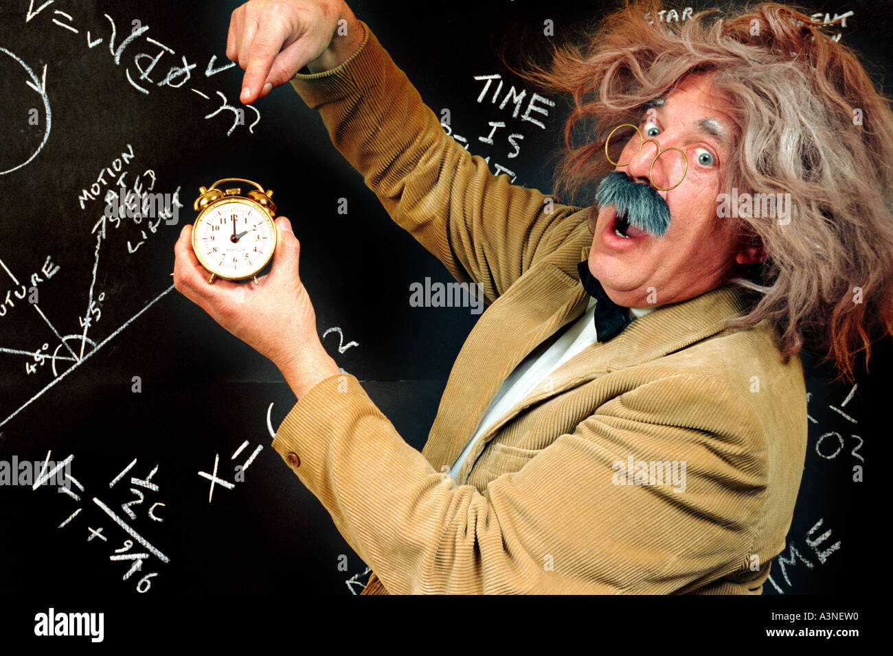 Uhr statt von mad Professor sah aus wie Einstein mit E = MC2 auf Tafel mit Gleichungen über Zeit, Zeitreisen & Raum Stockfoto