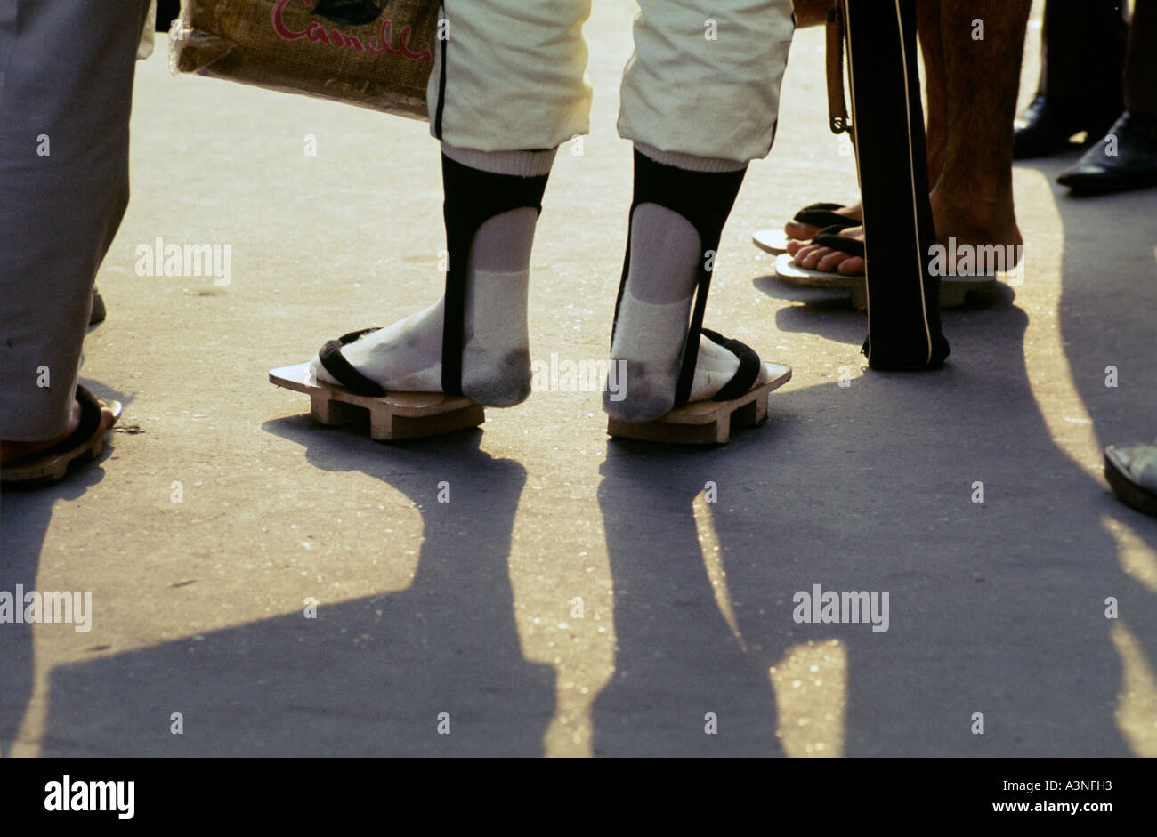 Japanischer Baseballspieler in traditionellen hölzernen Schuhe Stockfoto