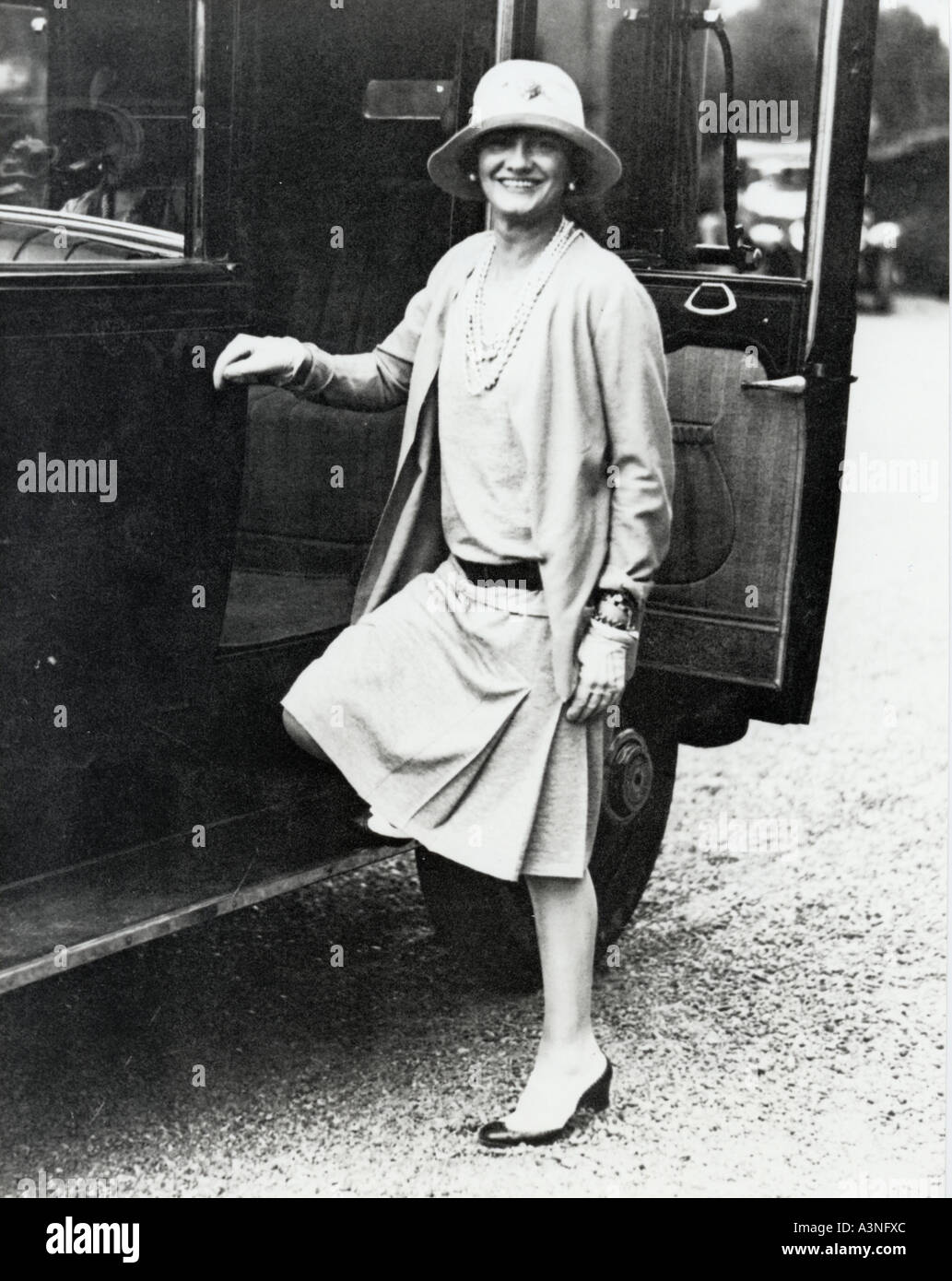 COCO CHANEL französische Modedesigner Modellierung ihrer eigenen Kleidung  und Modeschmuck im Jahre 1928 Stockfotografie - Alamy