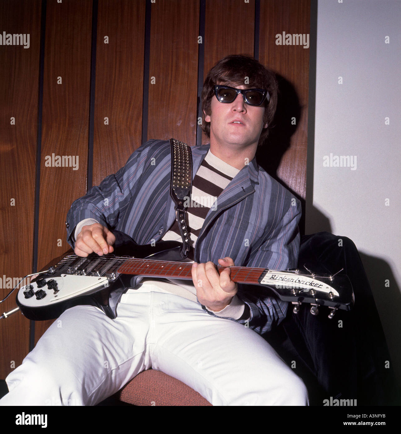 JOHN LENNON mit seiner Rickenbacker-Gitarre Stockfoto