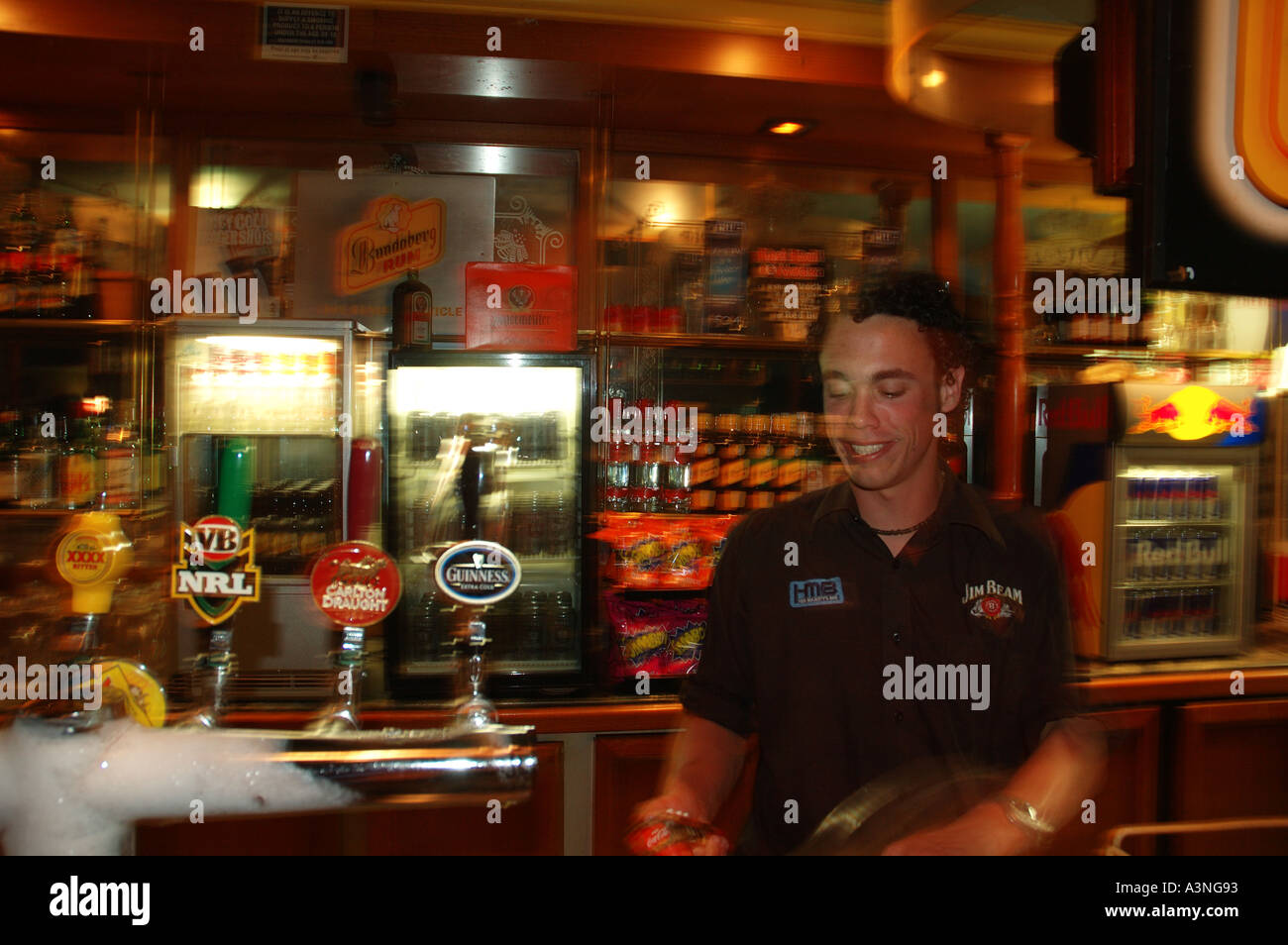 lächelnd Barkeeper in Brisbane Gothic Club dsc 5125 Stockfoto
