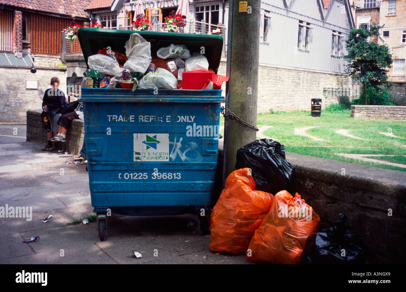 Müll und Abfall überfüllt von großen Handel verweigern nur Wheelie bin, Bath Spa, Somerset, England UK Stockfoto