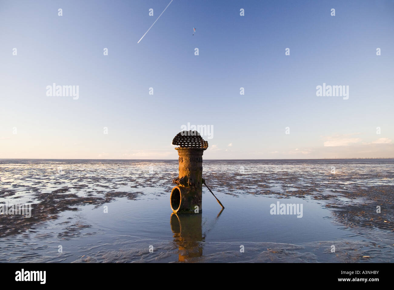 "LIVERPOOL FLEETWOOD Gezeiten STANDARD"  Cast Eisen Abwasser Outfall Rohr Southport Strand und Pier, Merseyside, England. Stockfoto