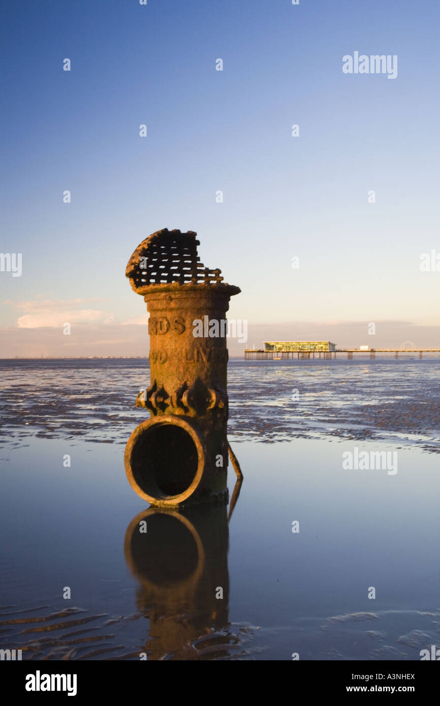 "LIVERPOOL FLEETWOOD Gezeiten STANDARD"  Cast Eisen Abwasser Outfall Rohr Southport Strand und Pier, Merseyside, England. Stockfoto
