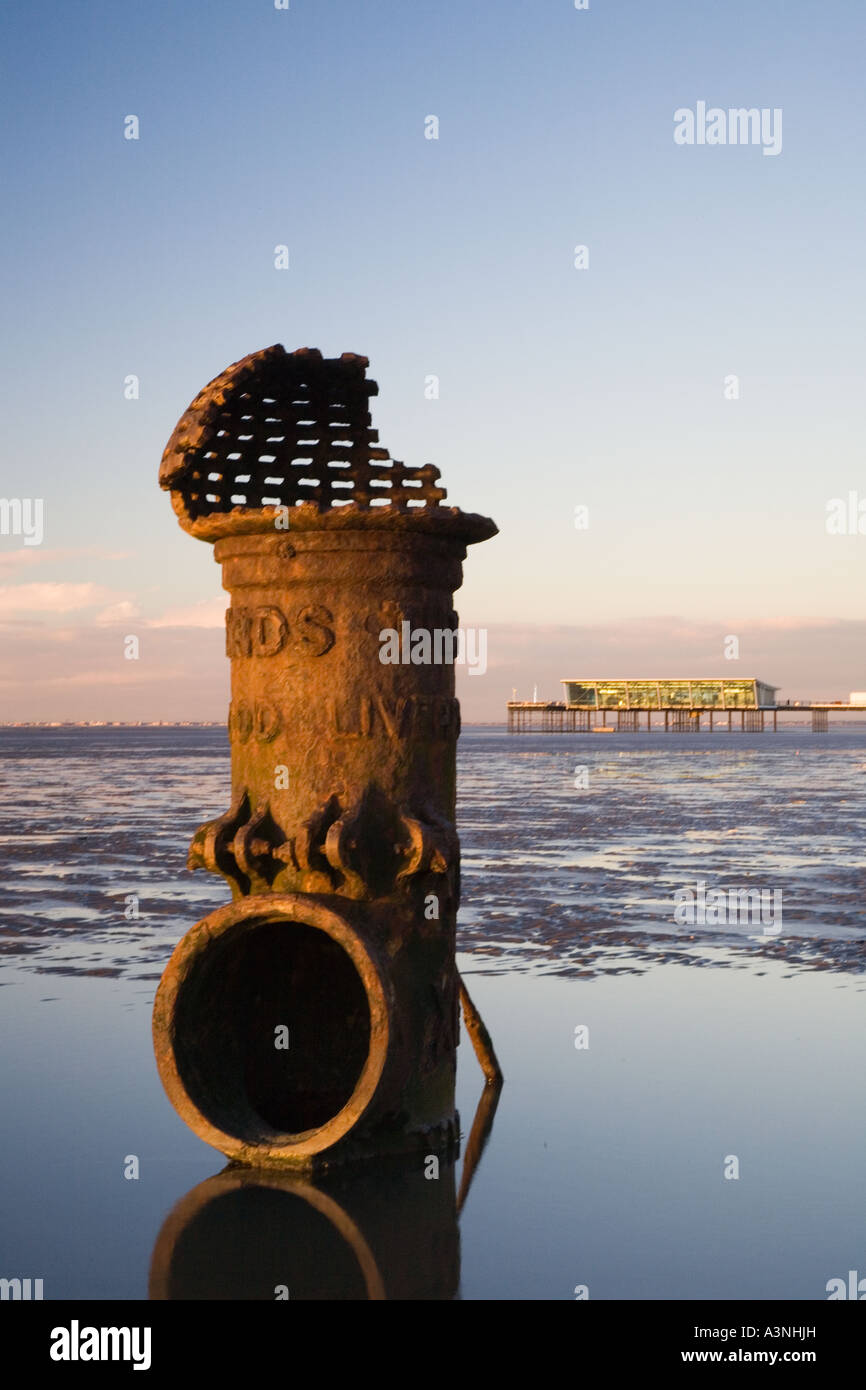 "LIVERPOOL FLEETWOOD Gezeiten STANDARD"  Cast Eisen Abwasser Outfall Rohr Southport Strand und Pier, Merseyside, England. Stockfoto