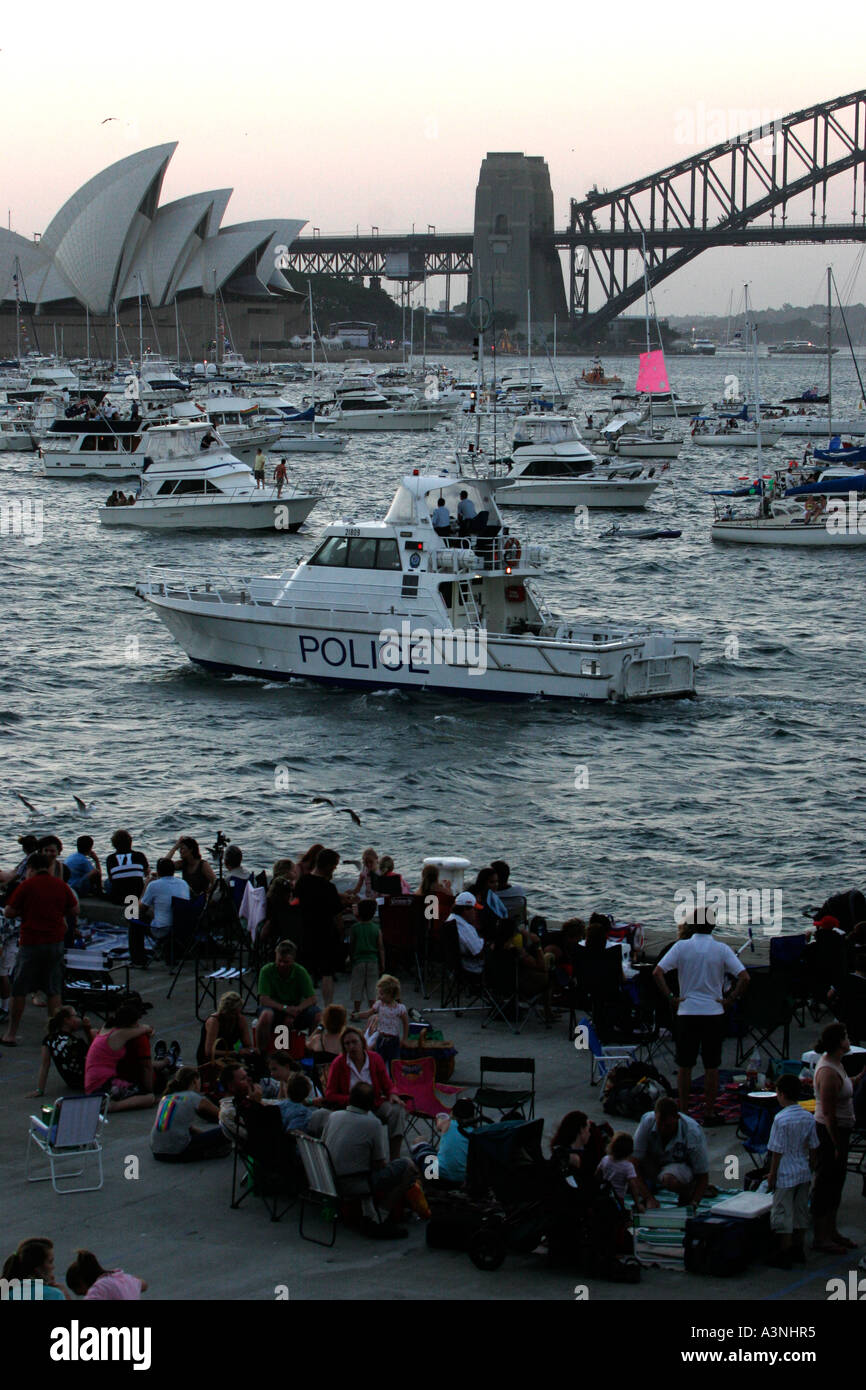 Ein Polizeiboot patrouilliert Sydney Harbour, New Years Eve Nachtschwärmer zu sammeln, um das jährliche Feuerwerk zu sehen Stockfoto