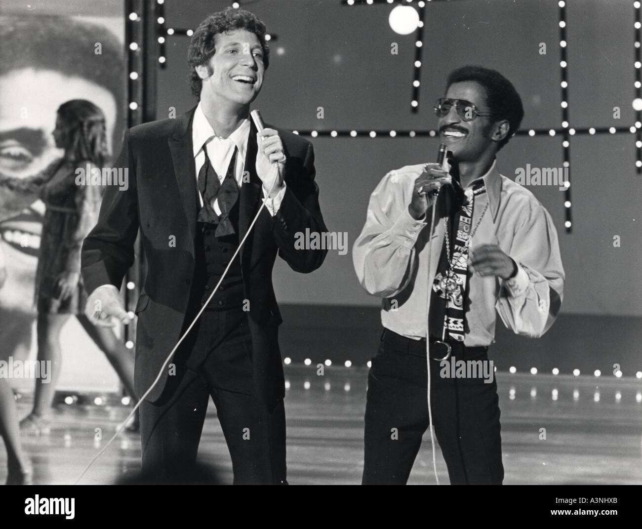 TOM JONES auf seinem 1960er Jahre UK TV-show mit Gast Sammy Davis Jr. Stockfoto