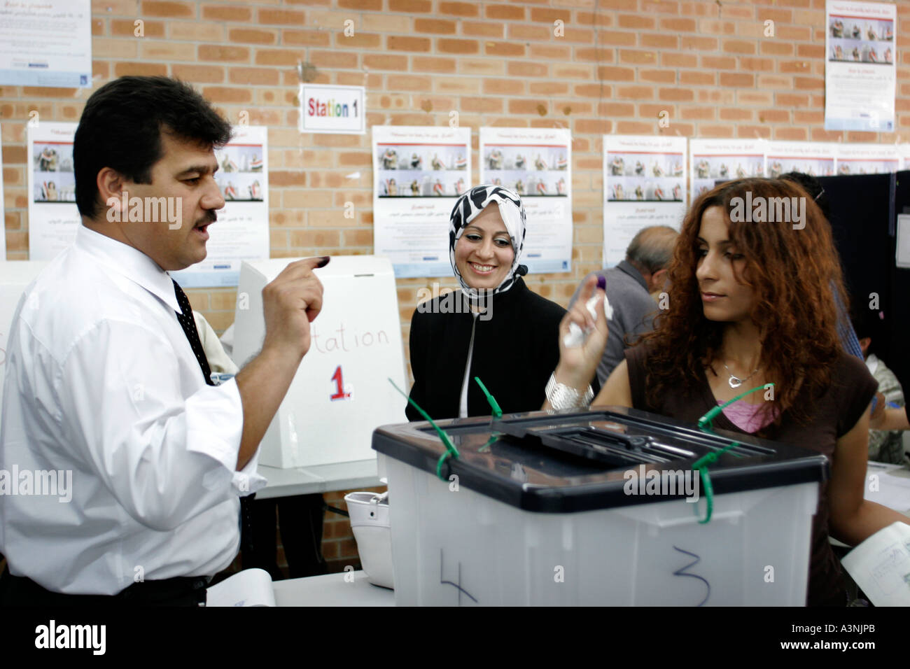 Muslimische Frauen in demokratischen Wahlen für eine irakische Regierung stimmen lächelnd Stockfoto
