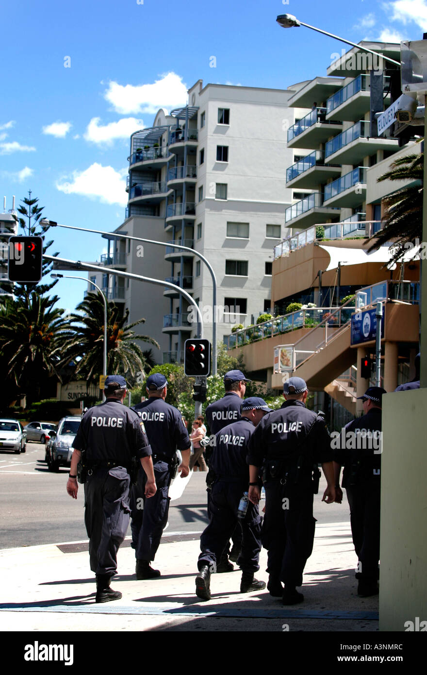 Schwer bewaffnete Spezialeinheiten der Polizei-Patrouille in der Nähe von Hochhaus Wohnungen in Cronulla Sydney Stockfoto