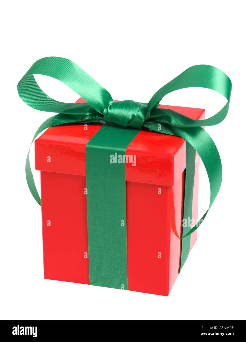 Einzelne rote Weihnachtsgeschenk mit grünen Bogen Stockfoto