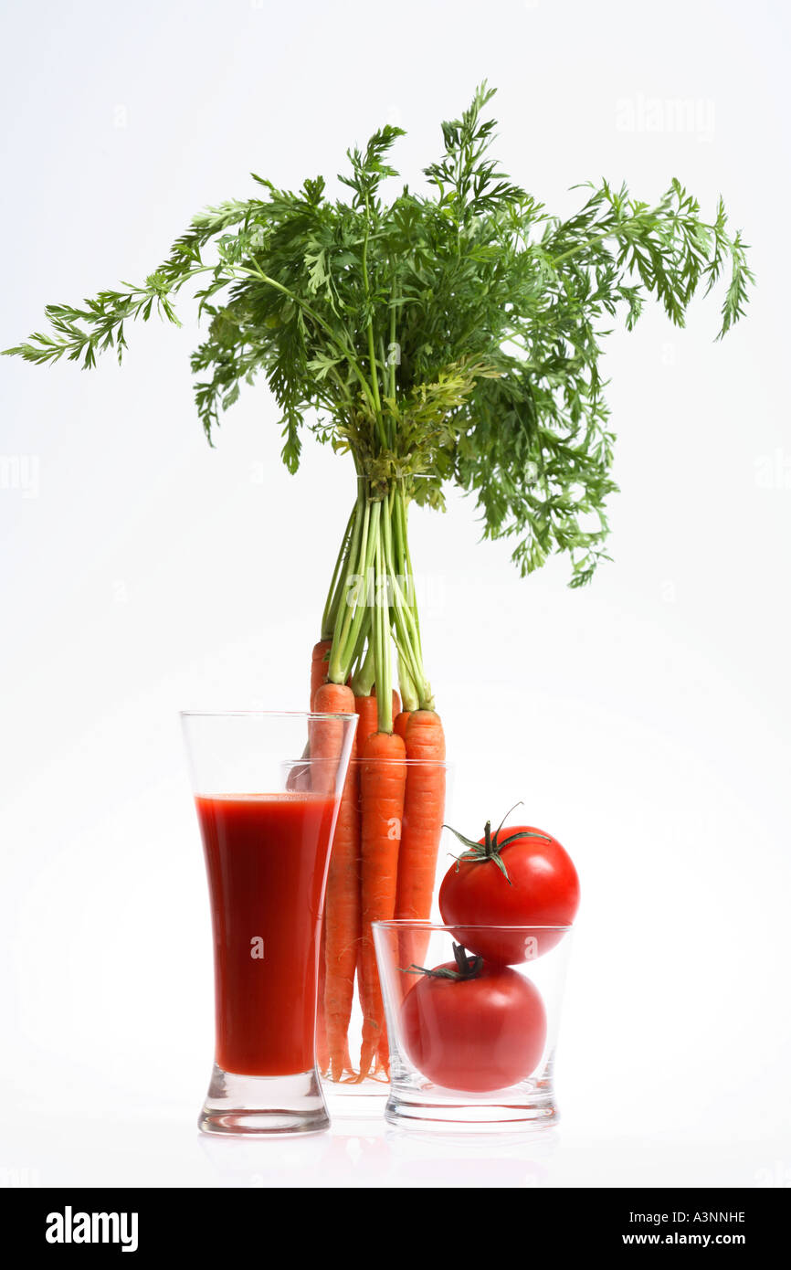 Gemüsesaft und frischem Gemüse in Gläsern Stockfoto