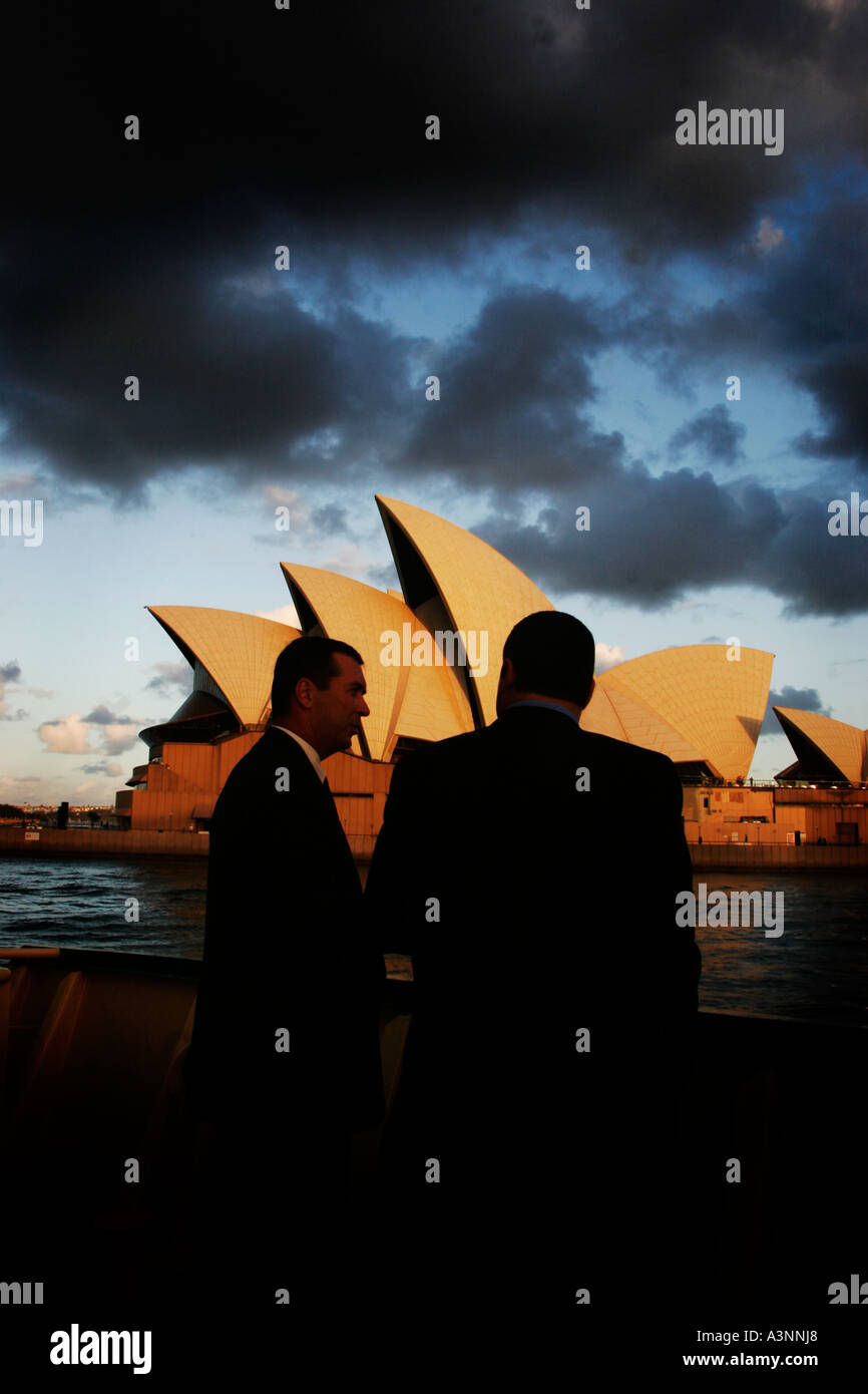 Pendler und Opernhaus auf die Manly Fähre Sydney Stockfoto