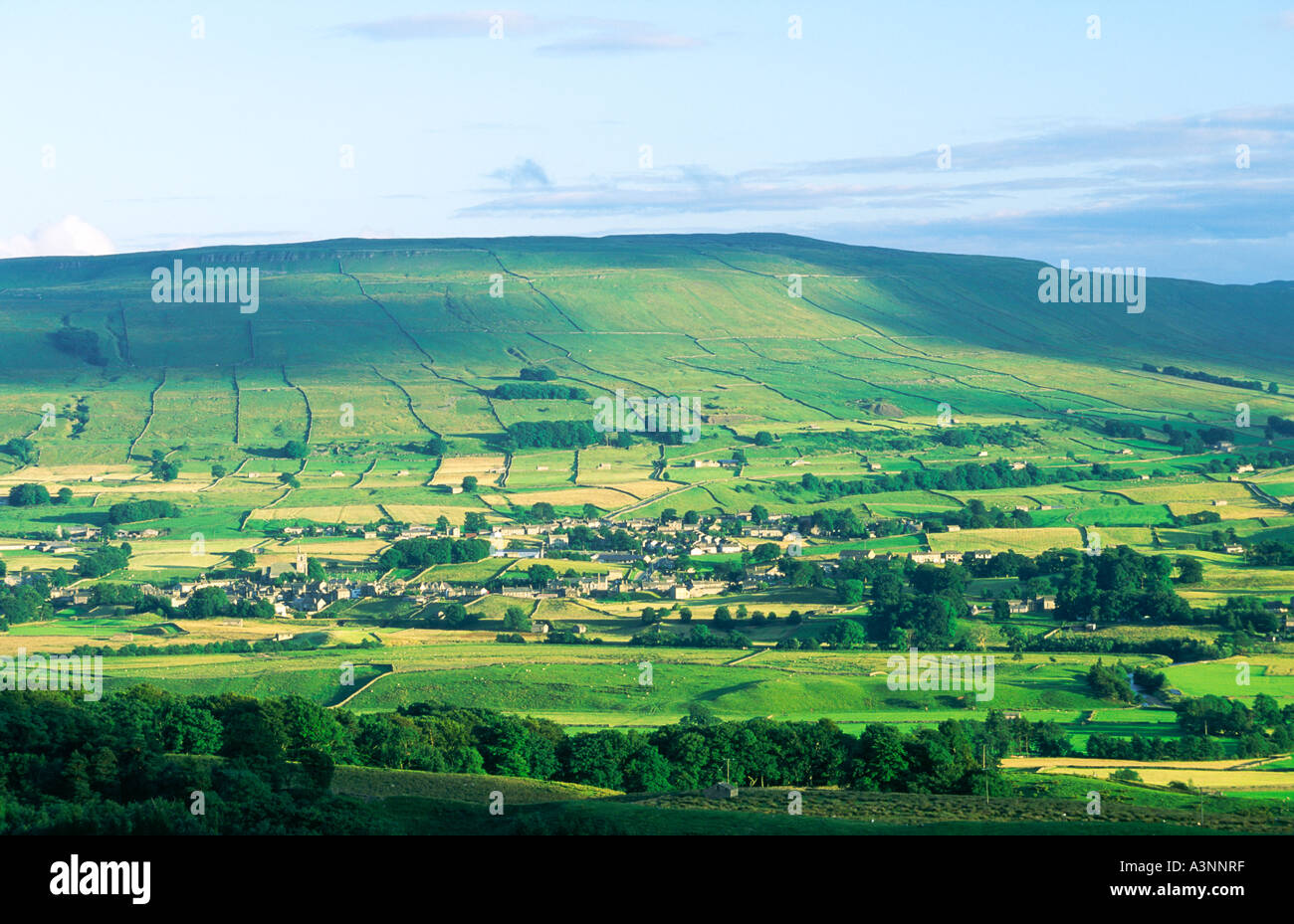 Walliser Landschaft. Süden über Stadt Hawes auf dem Fluß Ure am oberen Ende des Wensleydale in Yorkshire Dales National Park, England Stockfoto
