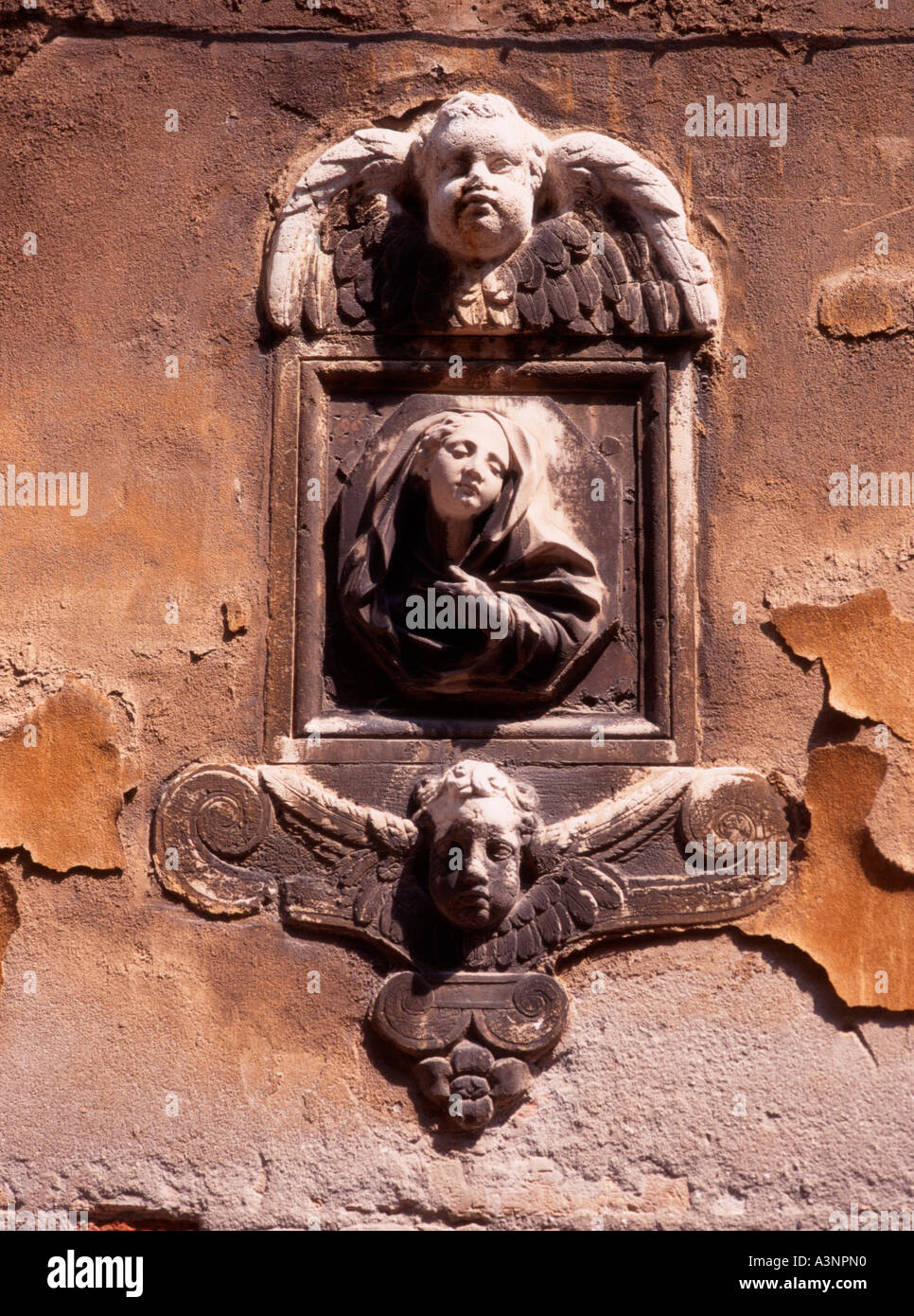 Venedig, Veneto, Italien. Geschnitzten Details an Wand über einer Tür Stockfoto