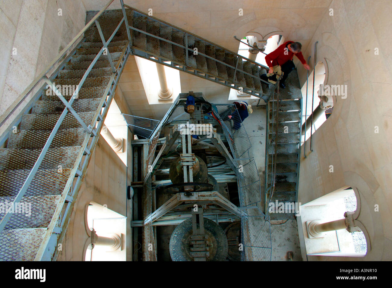 Die Campinile innerhalb der Bell Tower of St Domius Split Kathedrale A Tourist steigt die Eisentreppe Stockfoto