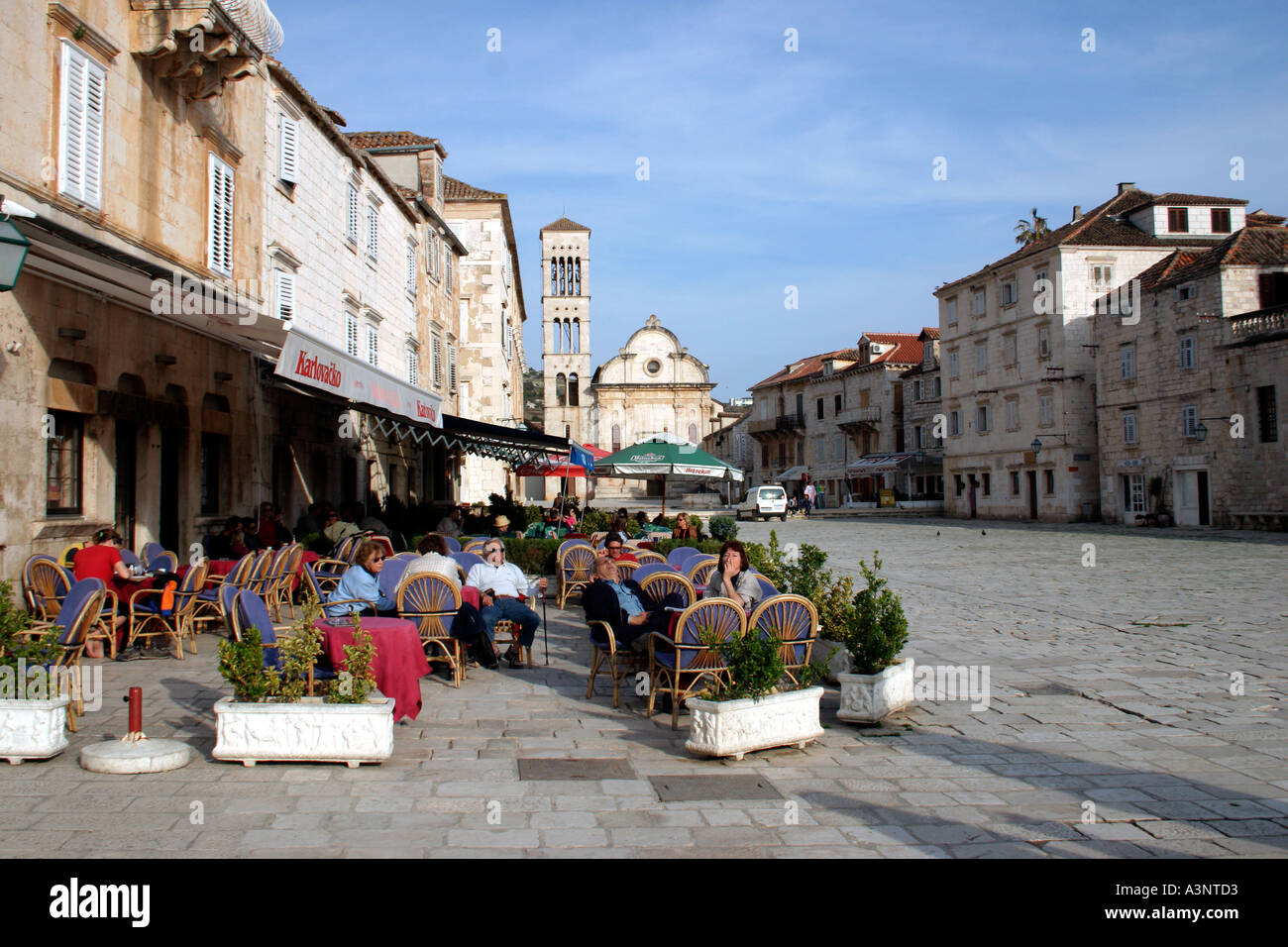 Restaurants und Cafés auf dem Platz in der Stadt Hvar Insel Hvar Kroatien Stockfoto
