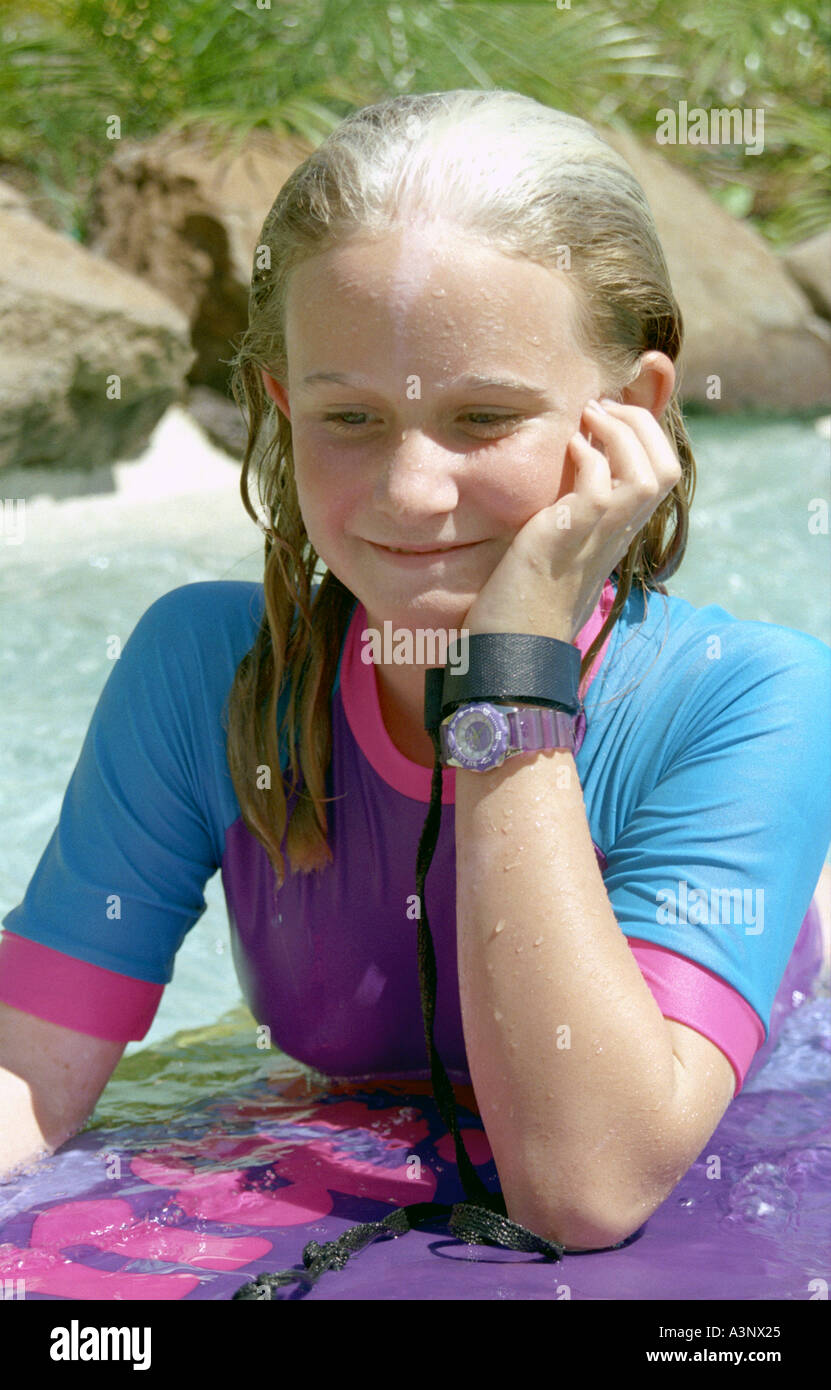 12 Jahre Altes Madchen Im Schwimmbad Stockfotografie Alamy