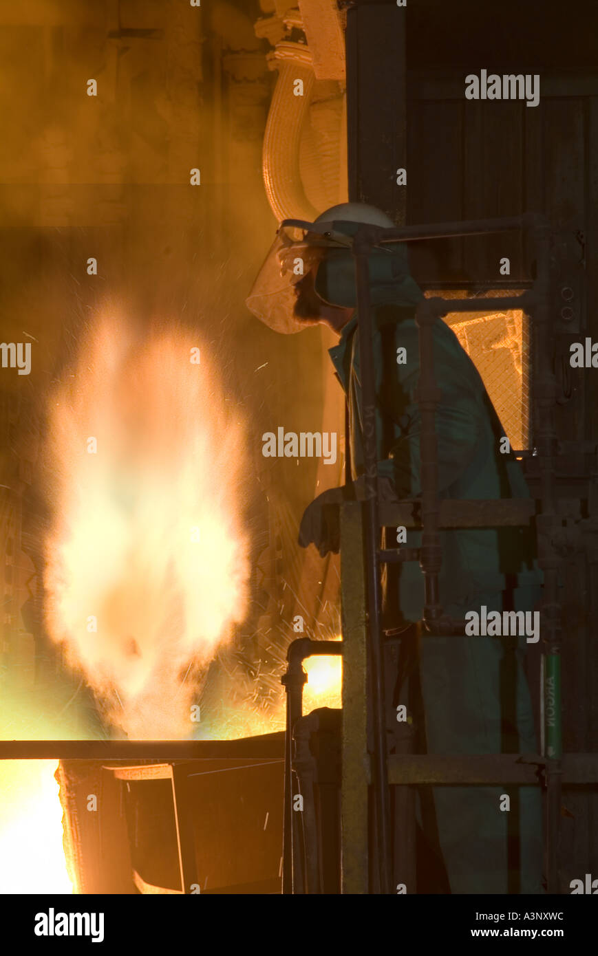 Stahl-Mühle Arbeiter beobachten Lichtbogenofen, Stahl Recycling Fabrik, USA Stockfoto