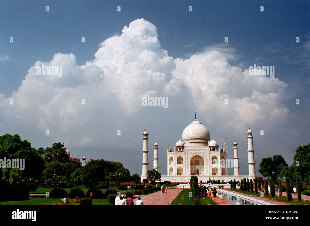 Asymmetrische Taj Mahal Komposition mit dramatischen Sturmwolken Agra Indien Stockfoto