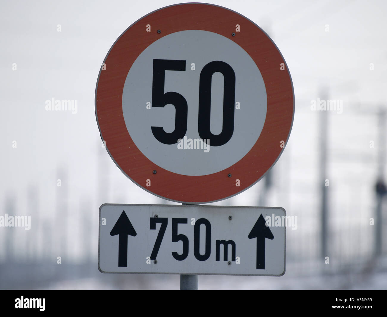 Verkehrs Schild Tempo 50 auf die nächsten 750 meter Stockfoto