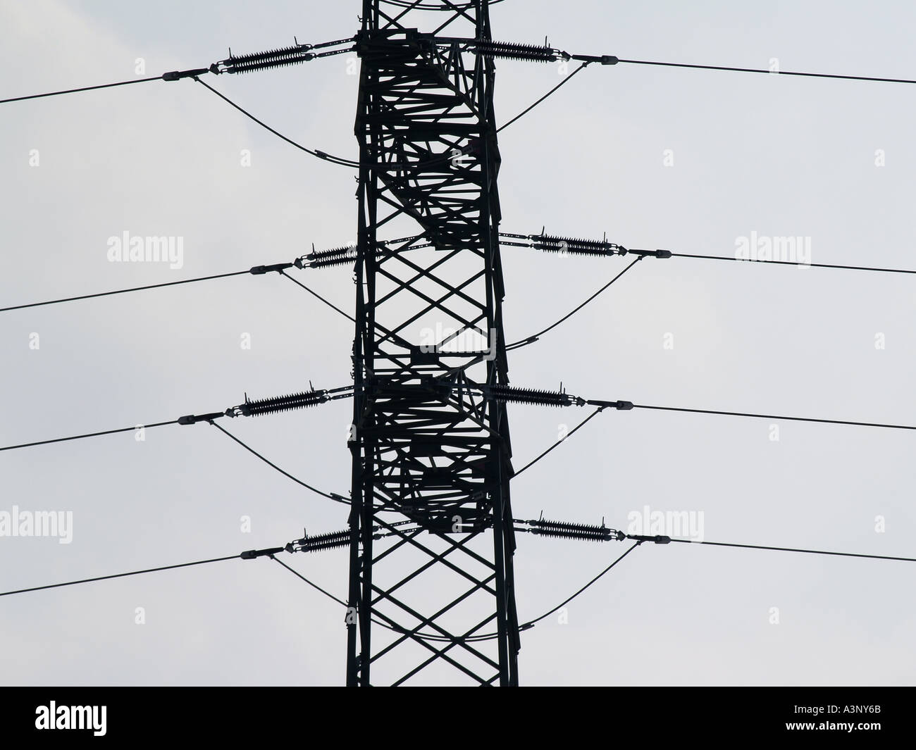 Getriebe-Linie macht Strommast Stockfoto