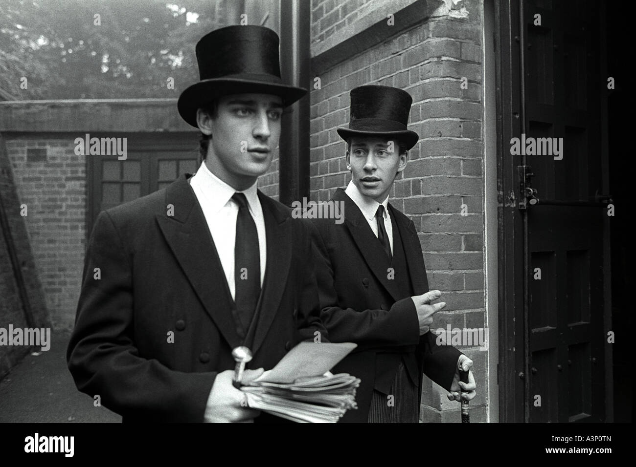 Harrow School Präfekten im Zylinder und Frack für den Sonntagmorgen-Dienst in der Schule-Kapelle. Stockfoto