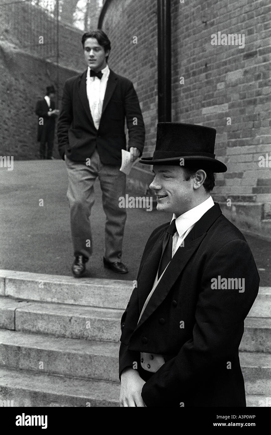 Harrow School Präfekt im Zylinder und Frack vor dem Gottesdienst am Sonntag Morgen in der Schule-Kapelle. Stockfoto