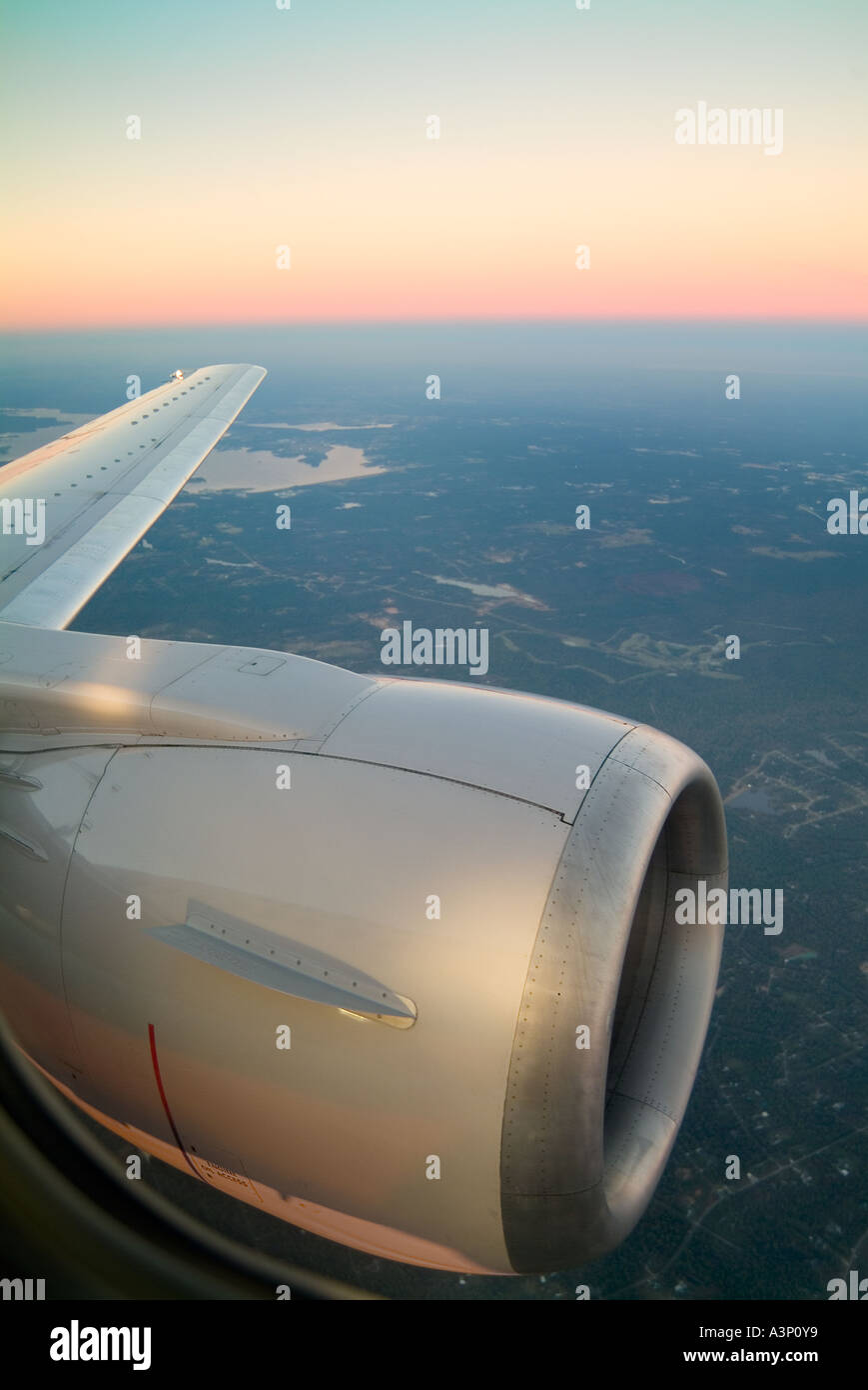 Jet-Engine und Flügel im Flug bei Sonnenuntergang Stockfoto