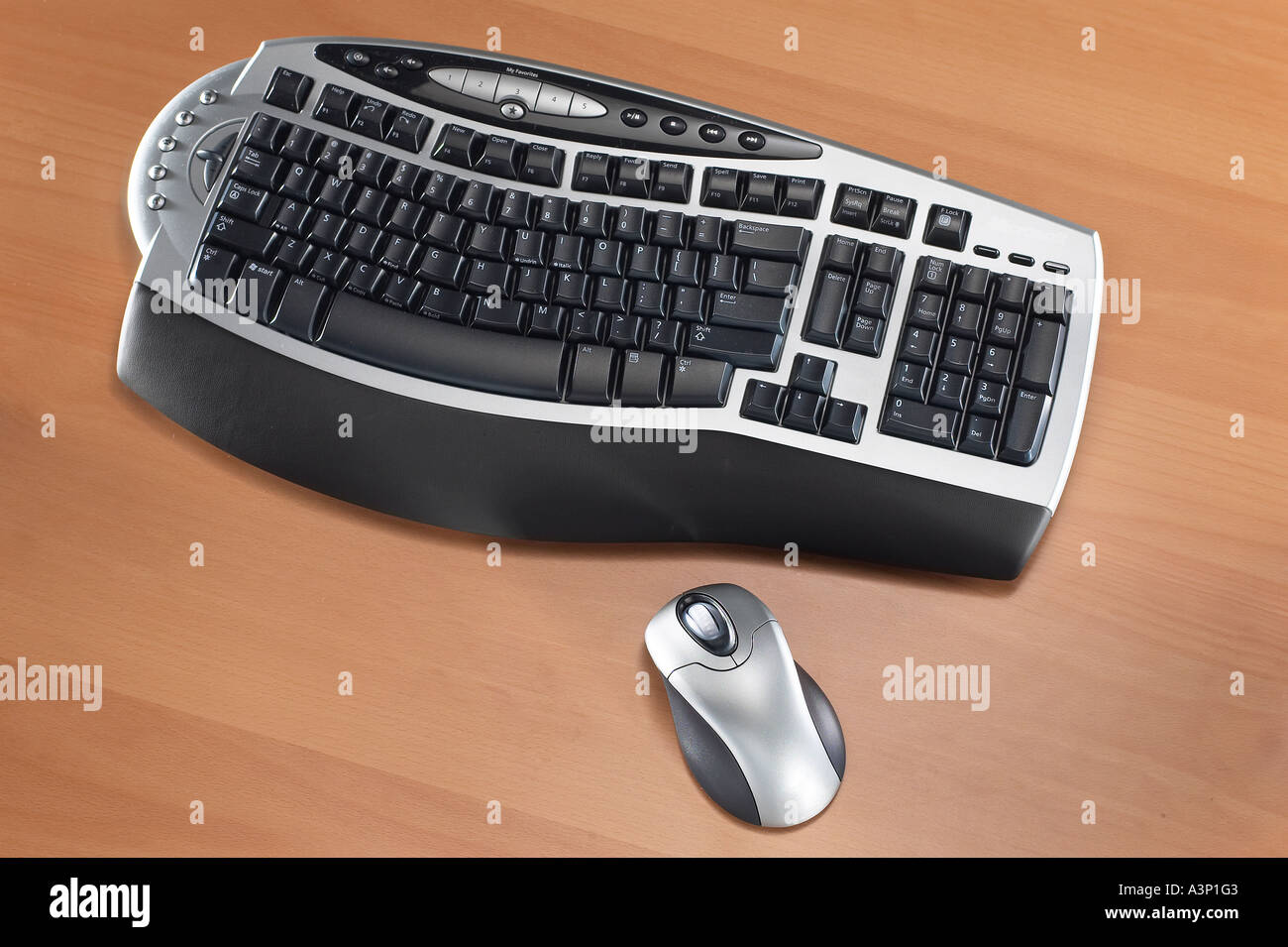 Moderne ergonomische Tastatur und Maus Stockfoto