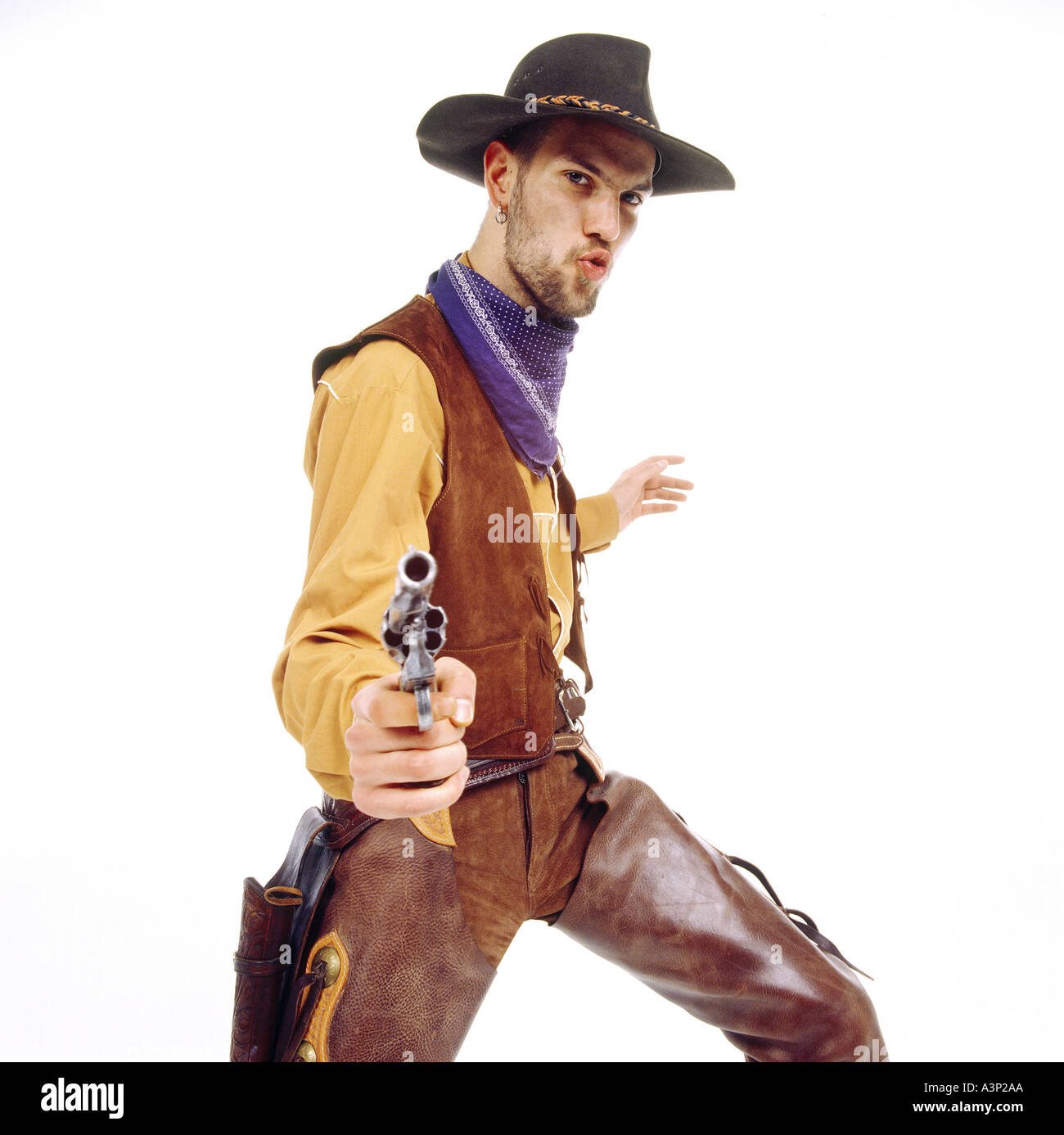 Junger Mann verkleidet als Cowboy, zeigenden Waffe, portrait Stockfoto