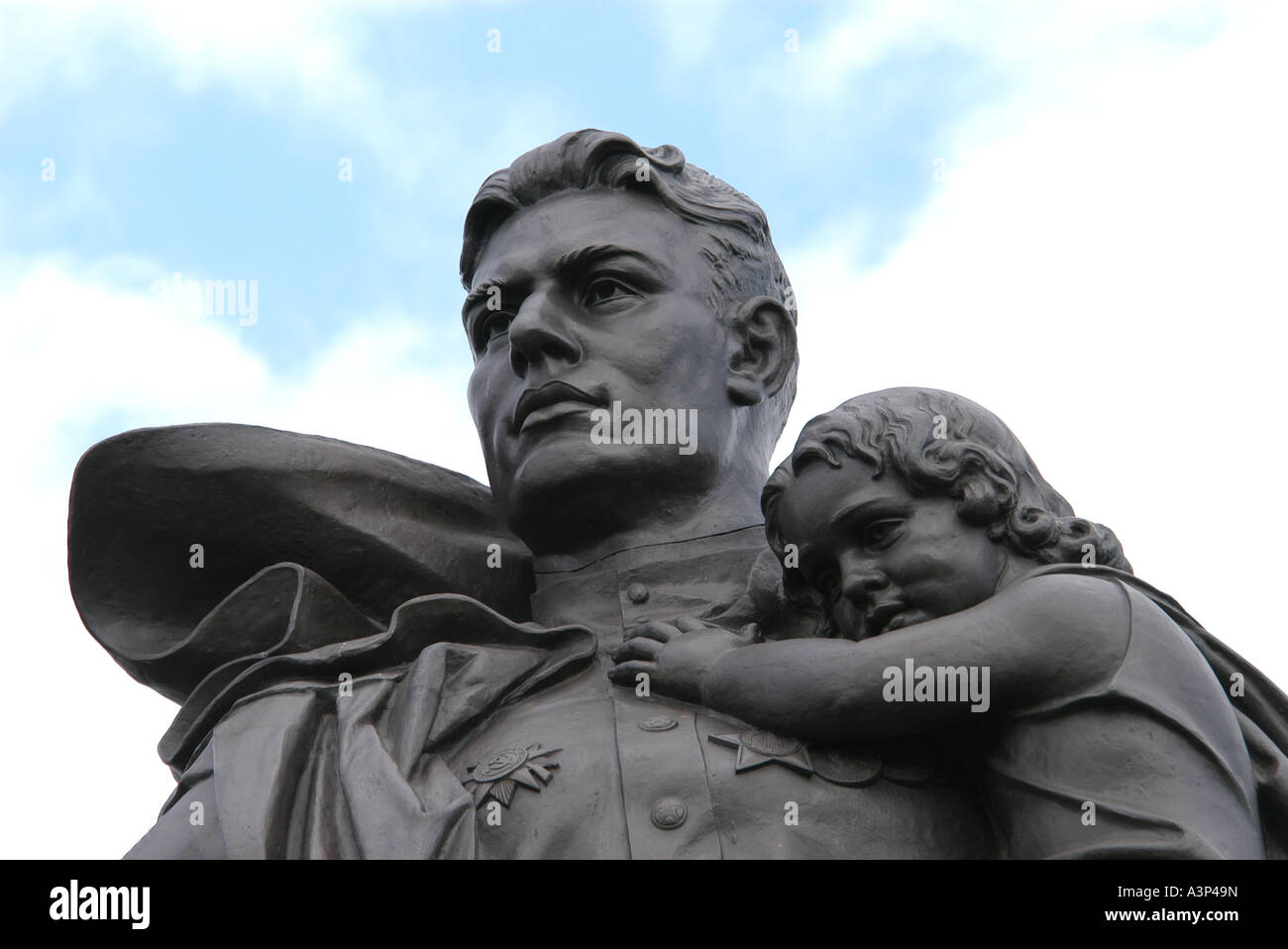 Statue eines russischen Soldaten halten ein deutsches Mädchen, das Herzstück des Sowjetischen Ehrenmals im Treptower Park in Berlin, Deutschland Stockfoto