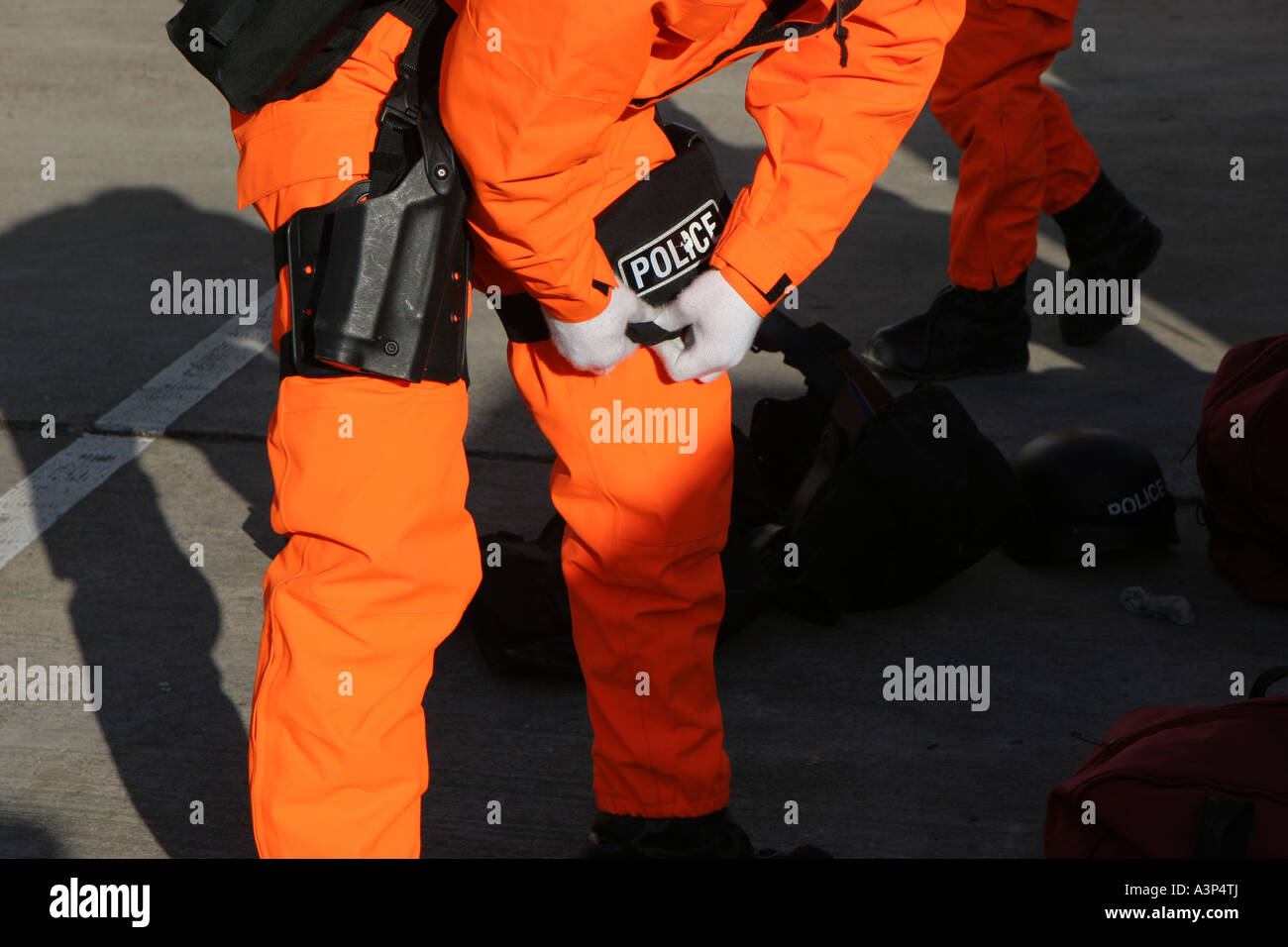 Bewaffneten britischen Polizei Offizier dons eine Anti Atom chemische Kriegsführung Anzug Stockfoto