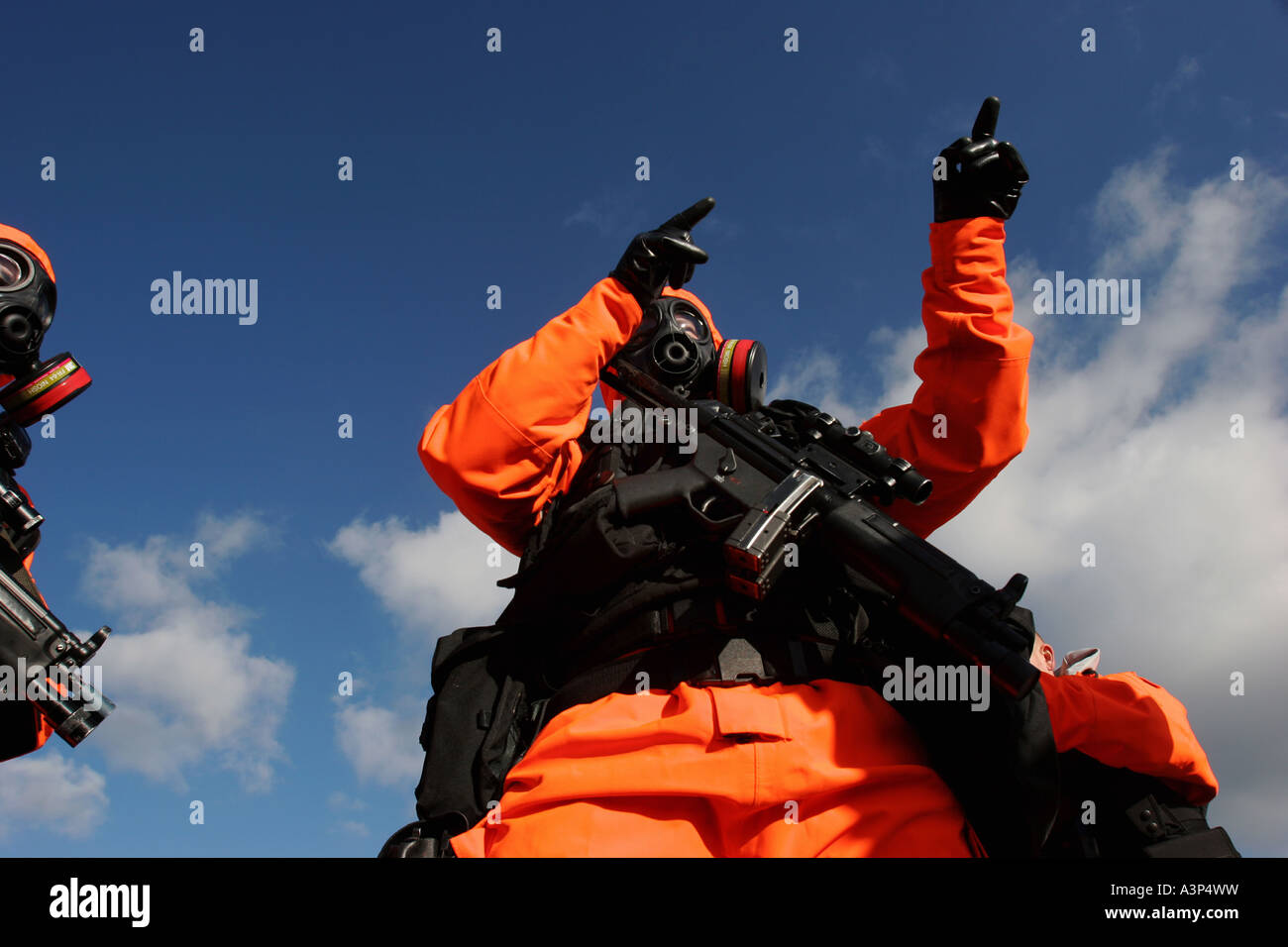 UK bewaffnete Polizisten in anti-nuclear chemische Kriegsführung Anzug Stockfoto