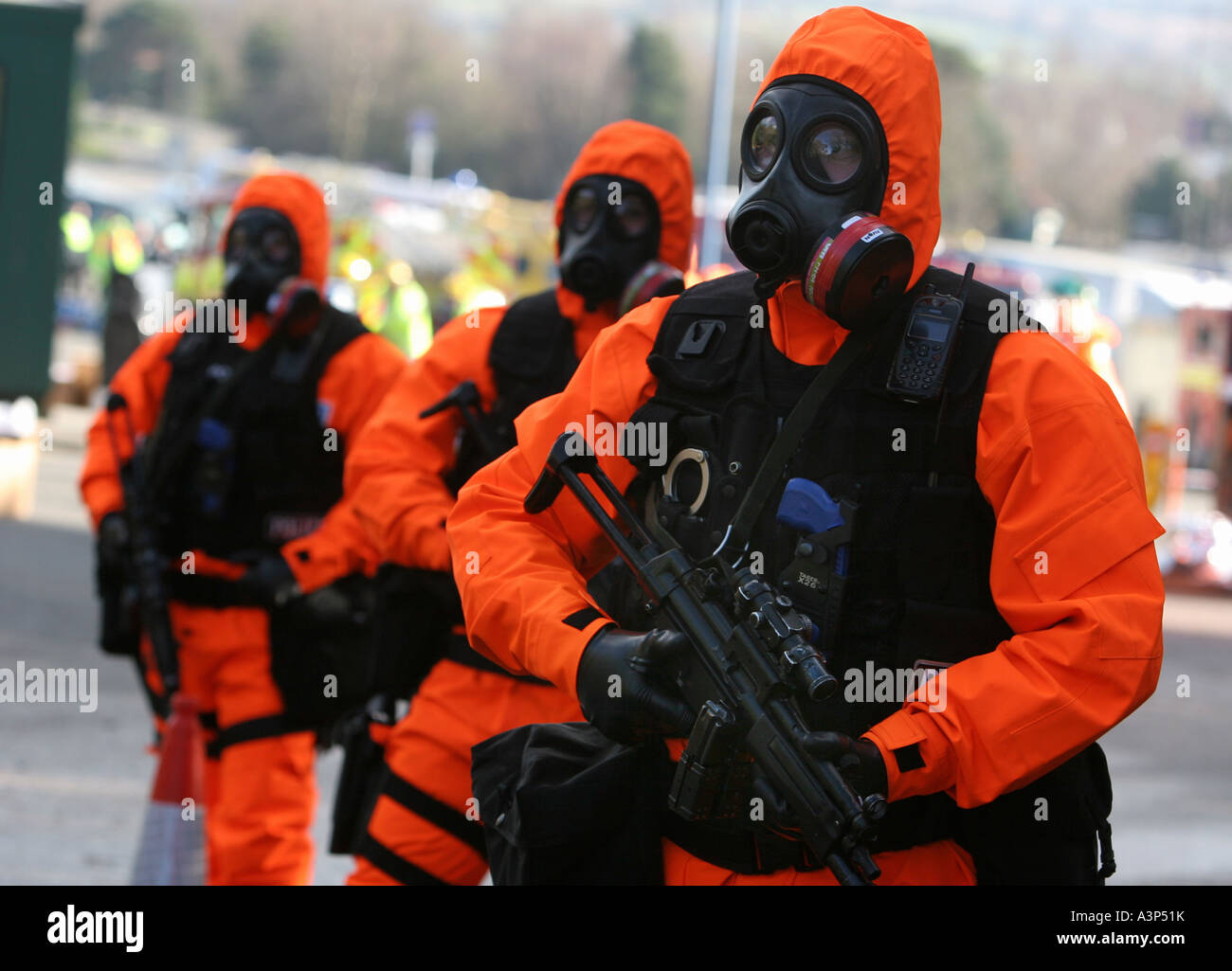 UK bewaffnete Polizisten in anti-nuclear chemische Kriegsführung Anzug training für Terroranschläge Stockfoto