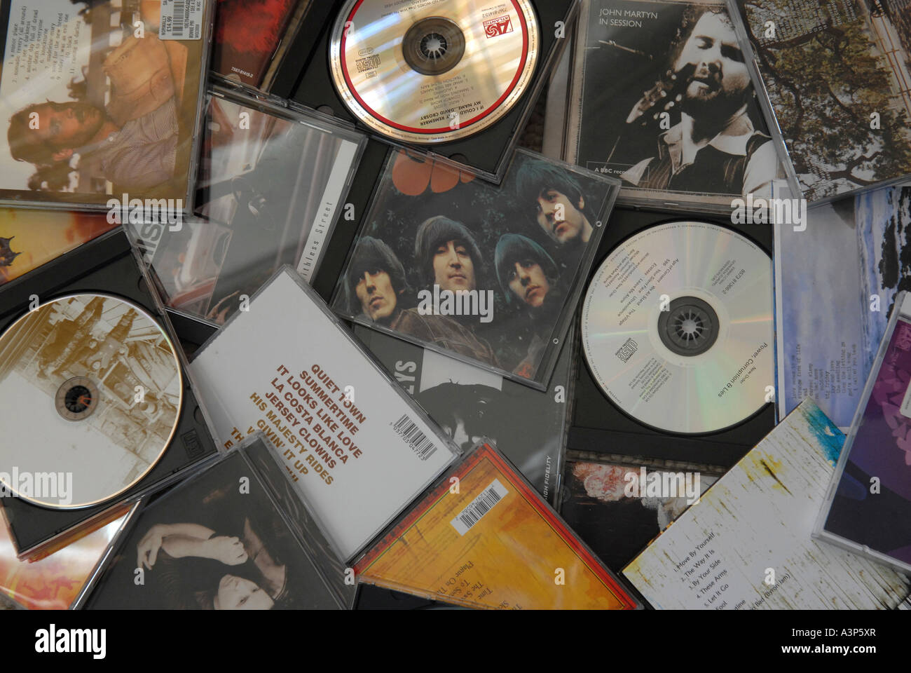 Ein Haufen zerbrochener cds, die Teil einer großen CD-Sammlung sind Stockfoto