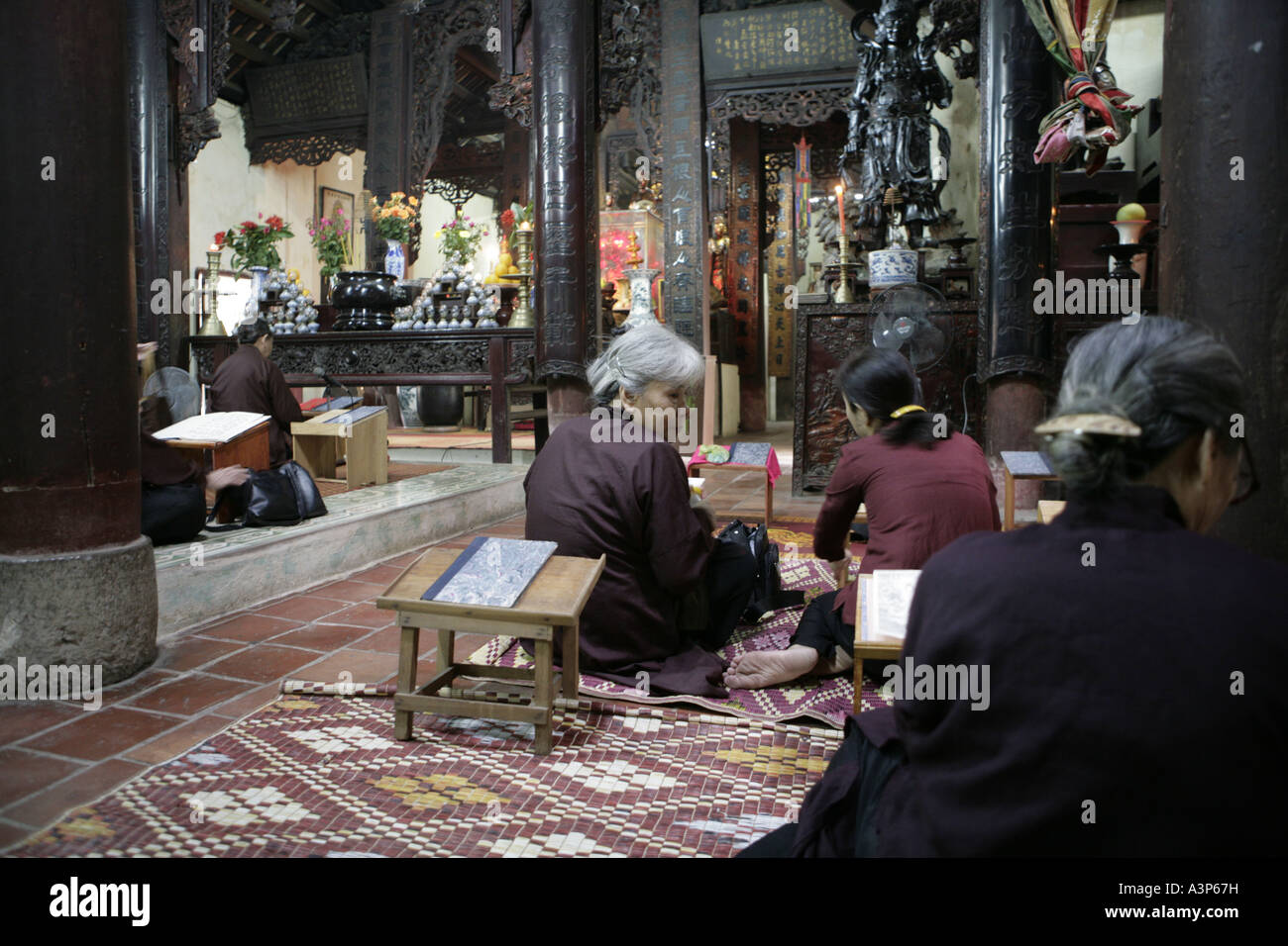 Laien in einem buddhistischen Tempel in Hanoi (Vietnam 2006) Stockfoto
