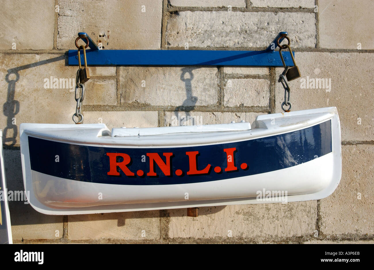 Ein RNLI-Sammlung-Topf geformt wie ein Rettungsboot Stockfoto
