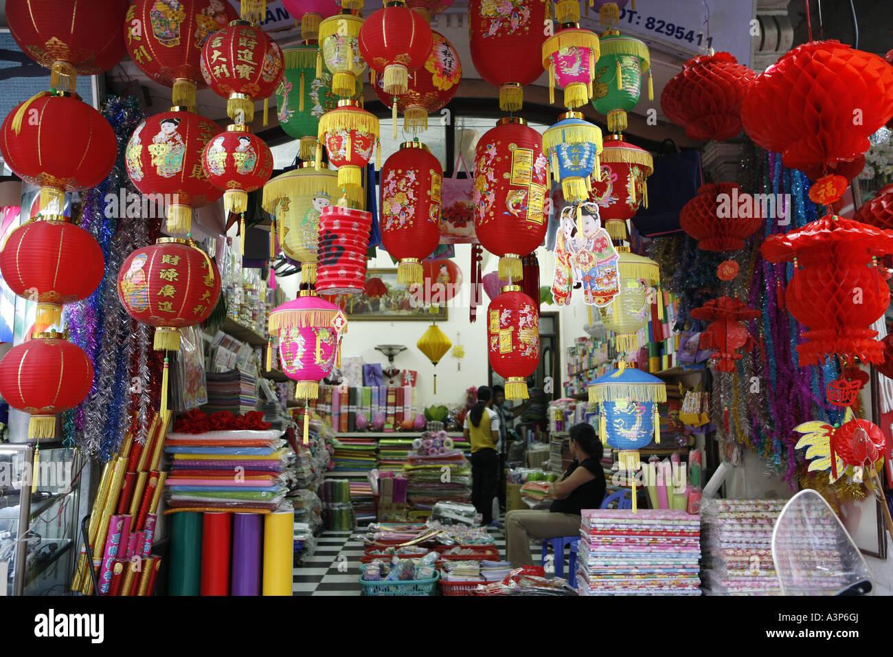 Religiöse Attribute, mit denen die Vietnamesen für Ahnenkult (Hanoi, Vietnam 2006) Stockfoto